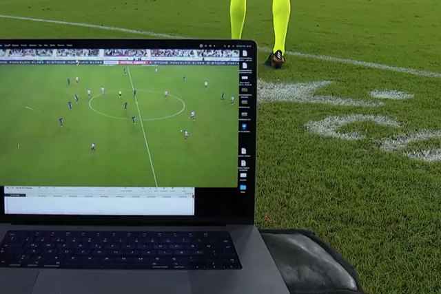 Mourinho quis fazer de VAR e viu o cartão amarelo (vídeo)