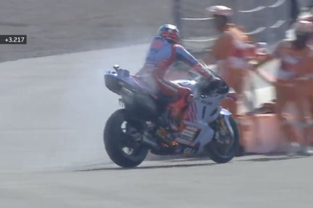 Vídeo: Marc Márquez abandona GP da Indonésia com moto a arder