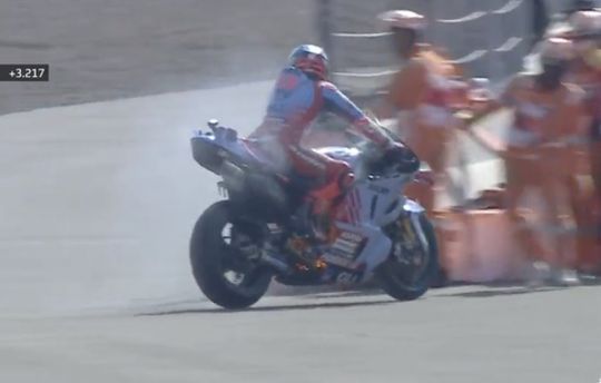 Vídeo: Marc Márquez abandona GP da Indonésia com moto a arder