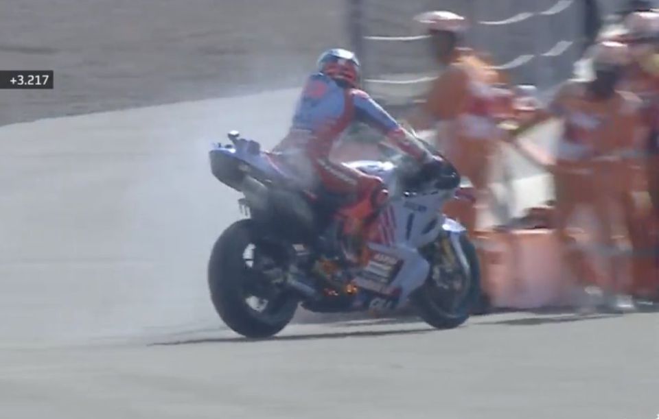 Vídeo: Marc Márquez abandona GP da Indonésia com moto a arder