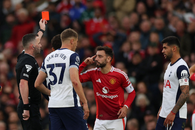 Bruno Fernandes vê vermelho direto e sai de campo desolado