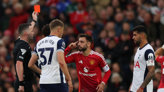 Bruno Fernandes vê vermelho direto e sai de campo desolado