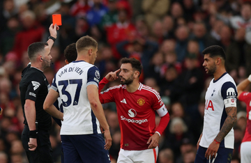 Bruno Fernandes vê vermelho direto e sai de campo desolado