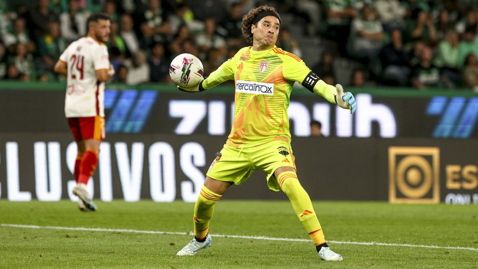 Ochoa recorda interesse do Benfica: «Houve contactos, mas...»