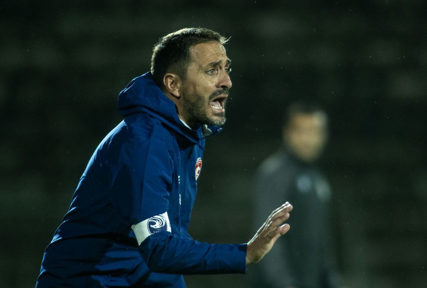 Vasco Matos, treinador do Santa Clara, a dar indicações aos seus jogadores