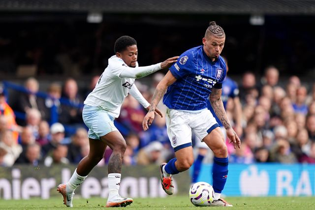 Premier League: Aston Villa empata e Liverpool agradece