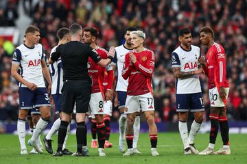 Atenção, FC Porto: Man. United leva três do Tottenham com Bruno Fernandes expulso