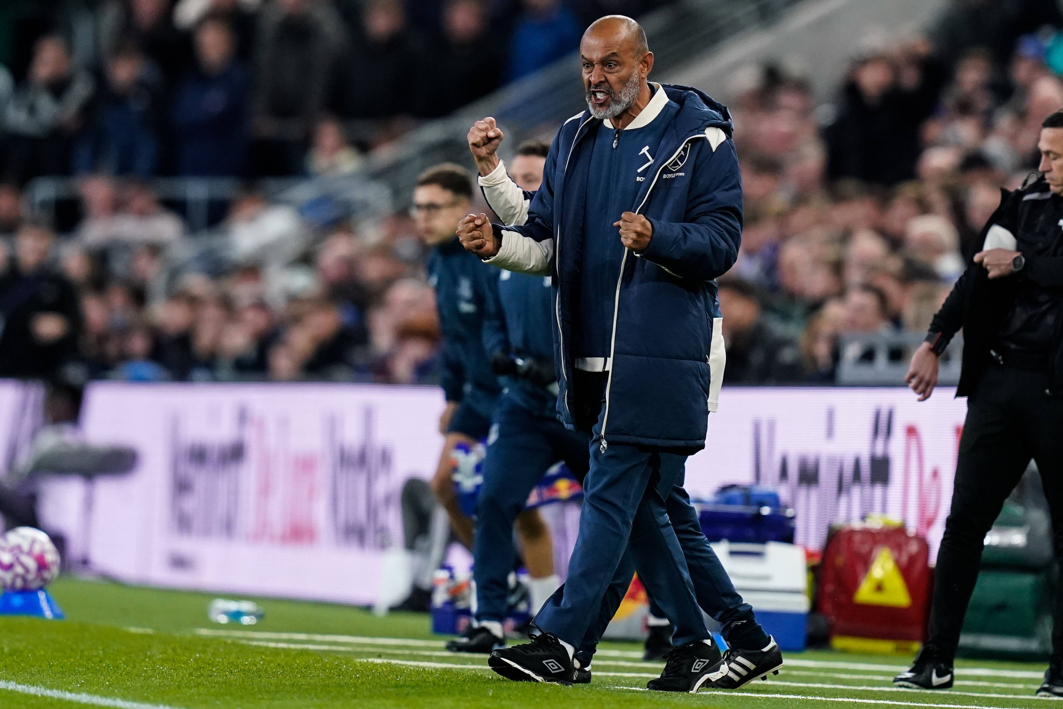 Nuno Espírito Santo festeja golo de Jarrod Bowen ao Everton