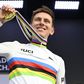 Tadej Pogacar exibe a medalha de ouro e a camisola arco-íris atribuída ao campeão do Mundo