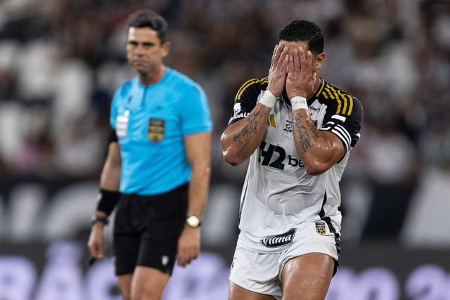 Hulk leva as mãos à cara