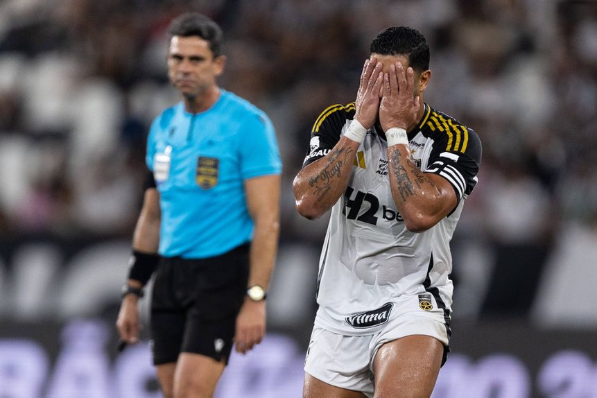 Hulk leva as mãos à cara