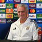 José Mourinho em sala de conferência de imprensa, em Londres