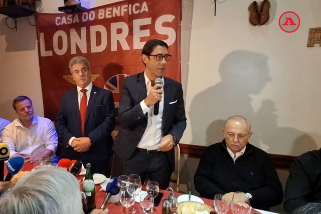 Rui Costa discursa na Casa do Benfica de Londres