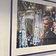 Fotografias na sala de conferência de José Mourinho no Chelsea