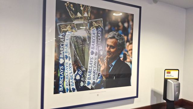 Fotografias na sala de conferência de José Mourinho no Chelsea