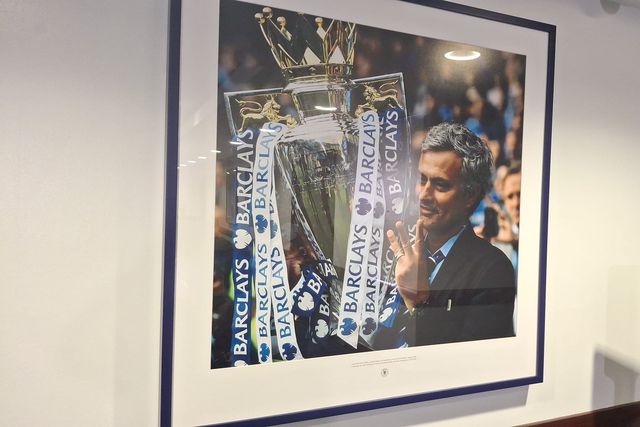 Fotografias na sala de conferência de José Mourinho no Chelsea