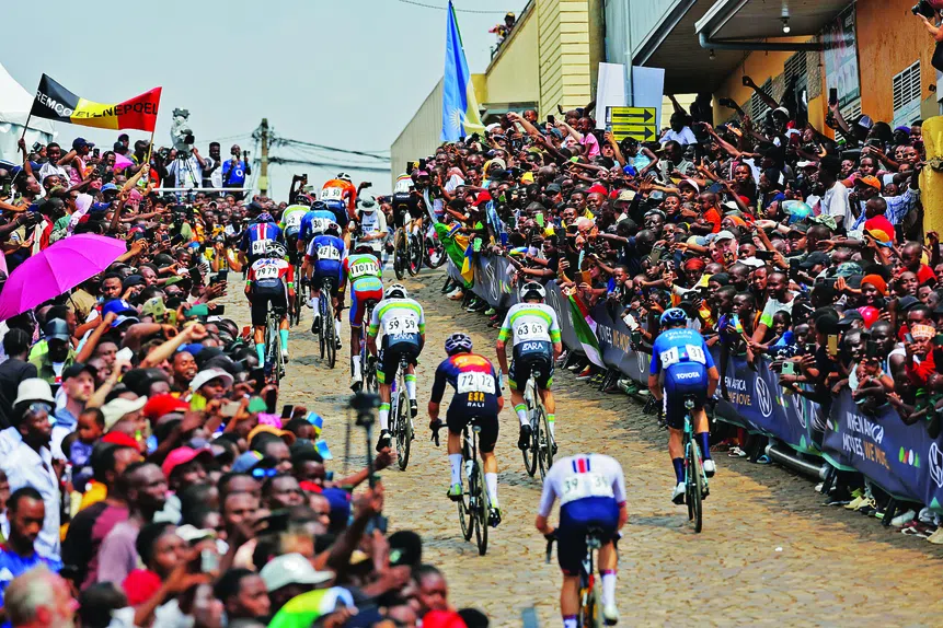 Pogacar reina em Kigali! Ciclismo em êxtase