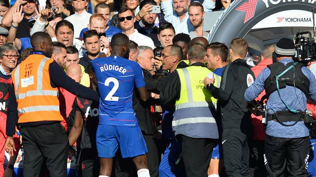 José Mourinho no meio da confusão no Chelsea-Man. United