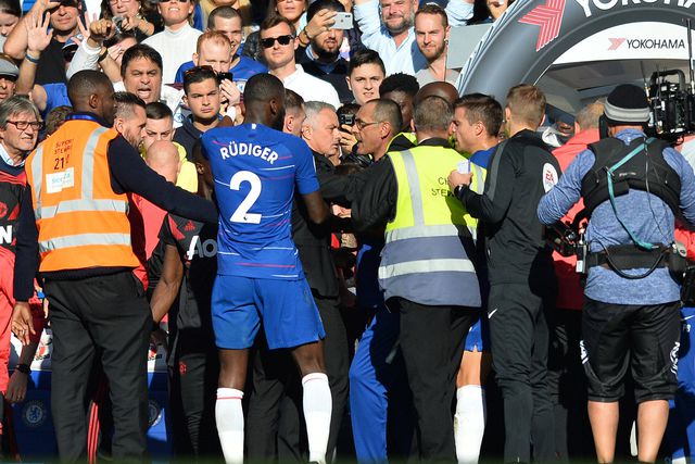 José Mourinho no meio da confusão no Chelsea-Man. United