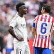 Koke e Vinícius a trocarem insultos no dérbi de Madrid, com Mbappé ao lado