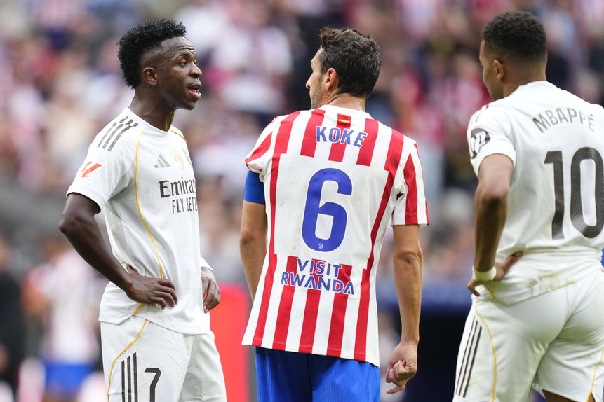 Koke e Vinícius a trocarem insultos no dérbi de Madrid, com Mbappé ao lado