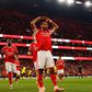 Pavlidis festeja golo apontado com a camisola do Benfica