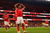 Pavlidis festeja golo apontado com a camisola do Benfica