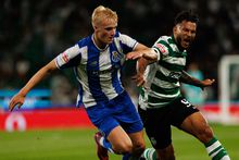 Victor Froholdt e Luis Suárez no clássico entre Sporting e FC Porto