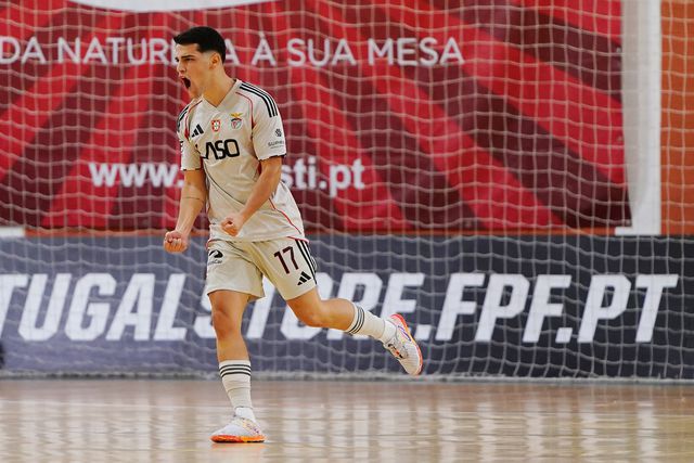 Avalanche encarnada em minutos de vertigem garantiu triunfo tranquilo