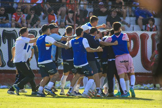Jogadores do Colegiales a celebrarem a vitória