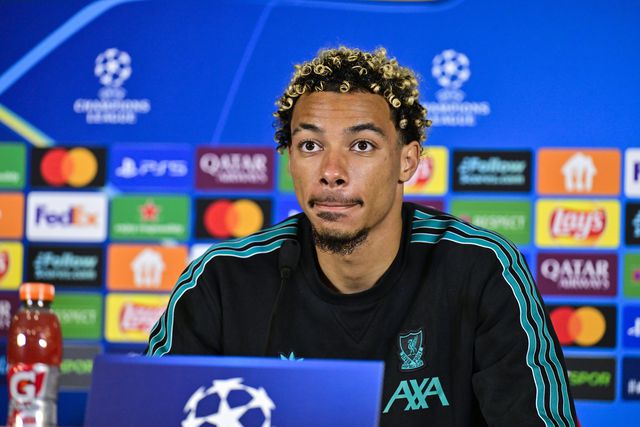 Hugo Ekitiké em conferência de imprensa do Liverpool, na Turquia