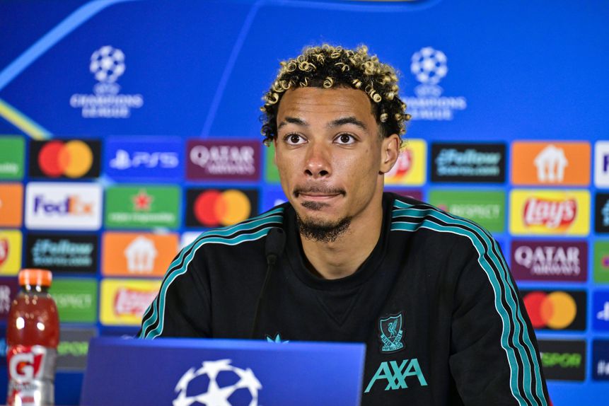 Hugo Ekitiké em conferência de imprensa do Liverpool, na Turquia