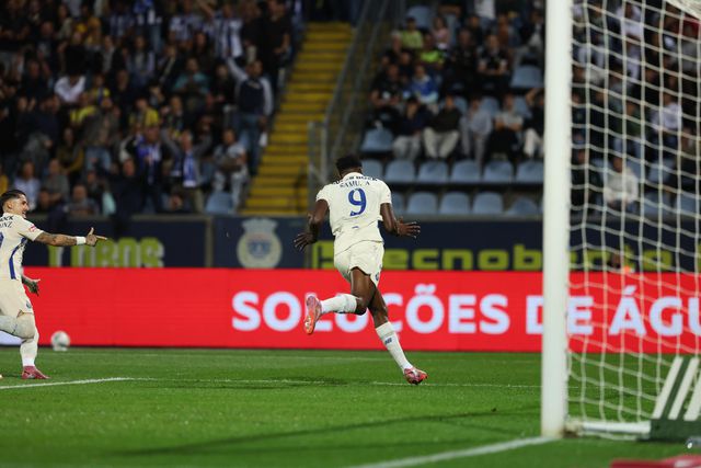 Vídeo: má abordagem da defesa termina em golo de Samu