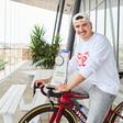 Vasco Vilaça com o troféu de campeão do mundo de triatlo - foto: Fernando Paz | Red Bull Content Pool