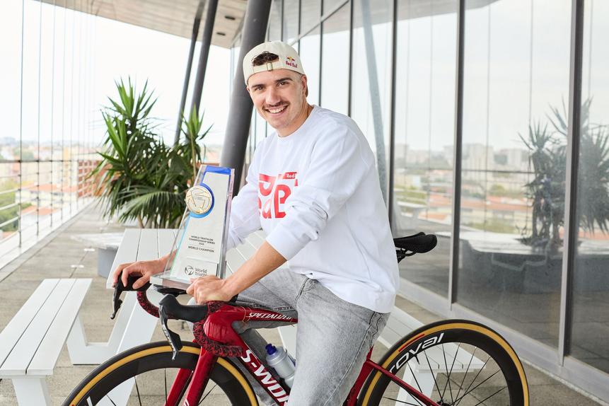 Vasco Vilaça com o troféu de campeão do mundo de triatlo - foto: Fernando Paz | Red Bull Content Pool