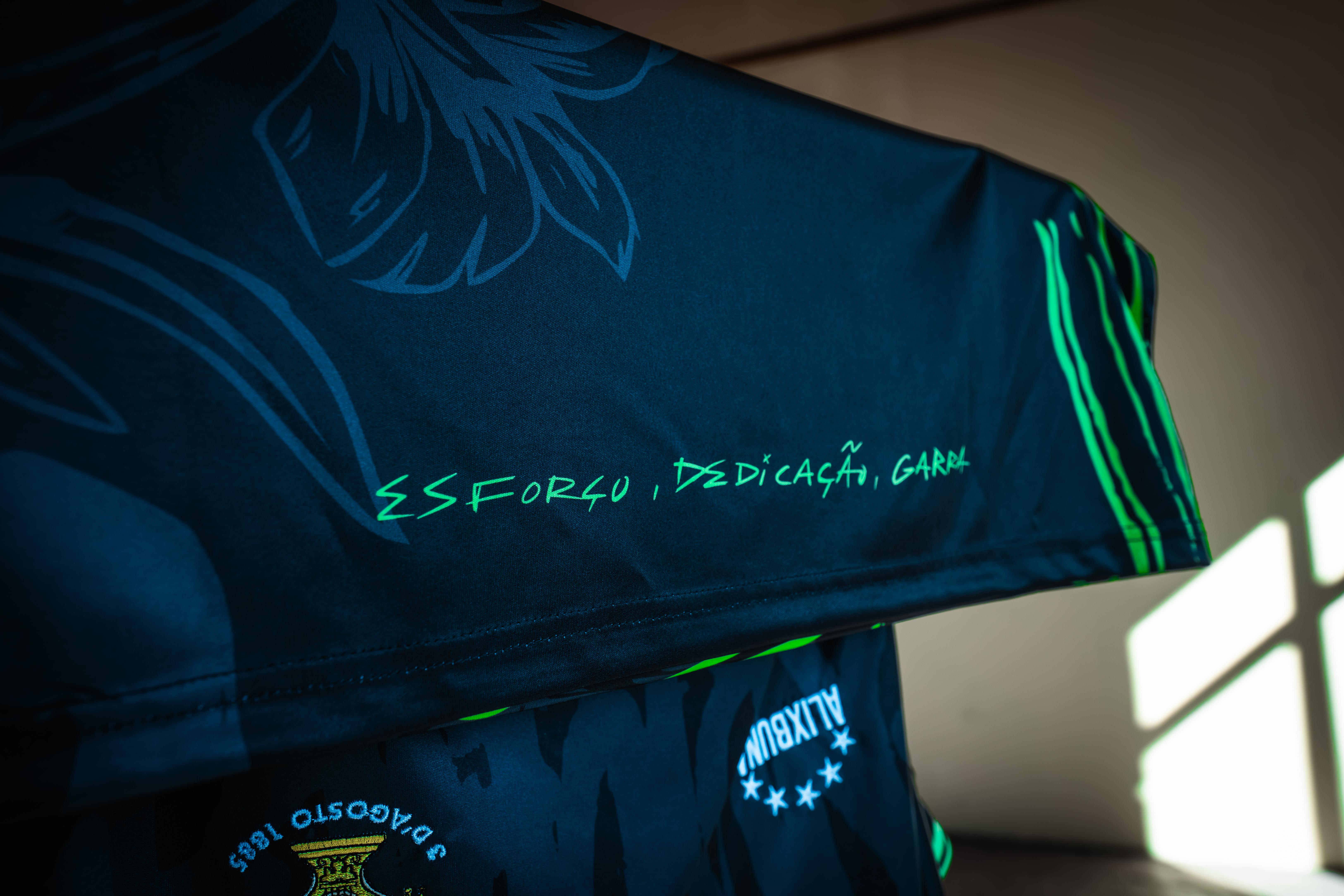 Detalhe da camisola da SM 3 de Agosto, que Tamara Alves desenhou - Foto: André Carvalho