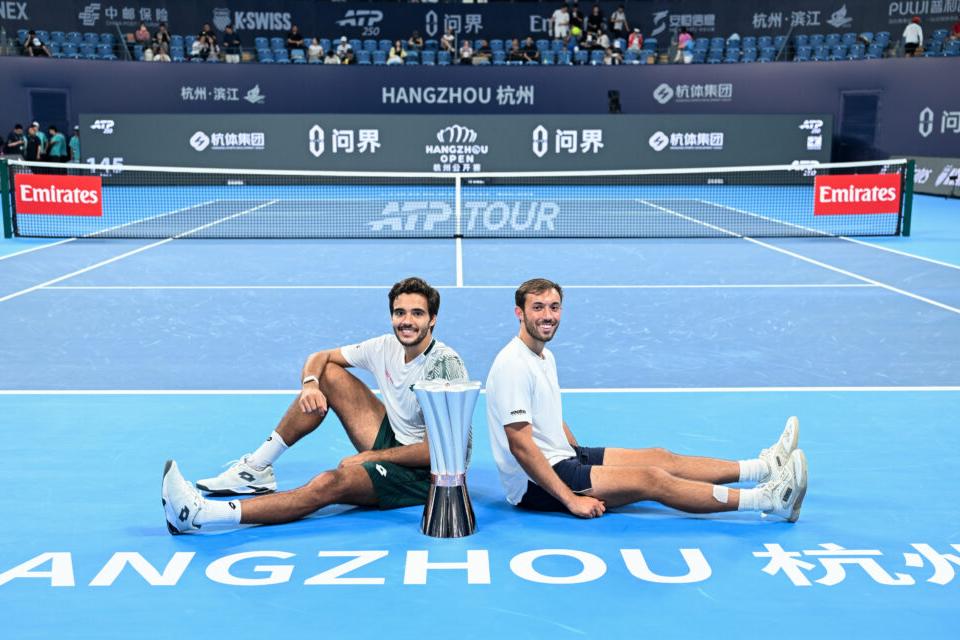 Francisco Cabral e JJ Tracy com o troféu conquistado em Hangzhou, na China        Fotografia AITO/Hangzhou Open