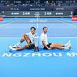 Francisco Cabral e JJ Tracy com o troféu conquistado em Hangzhou, na China        Fotografia AITO/Hangzhou Open