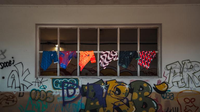 Seis artistas redesenharam as camisolas de seis clubes de bairro de Chelas - Foto: André Carvalho
