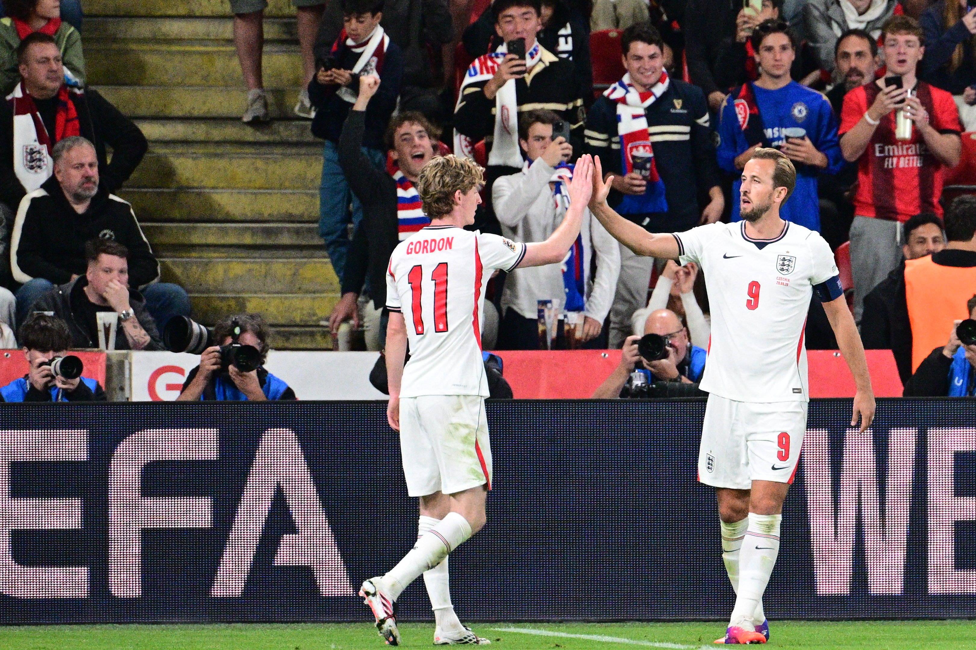 Anthony Gordon e Kane fizeram os golos de Inglaterra