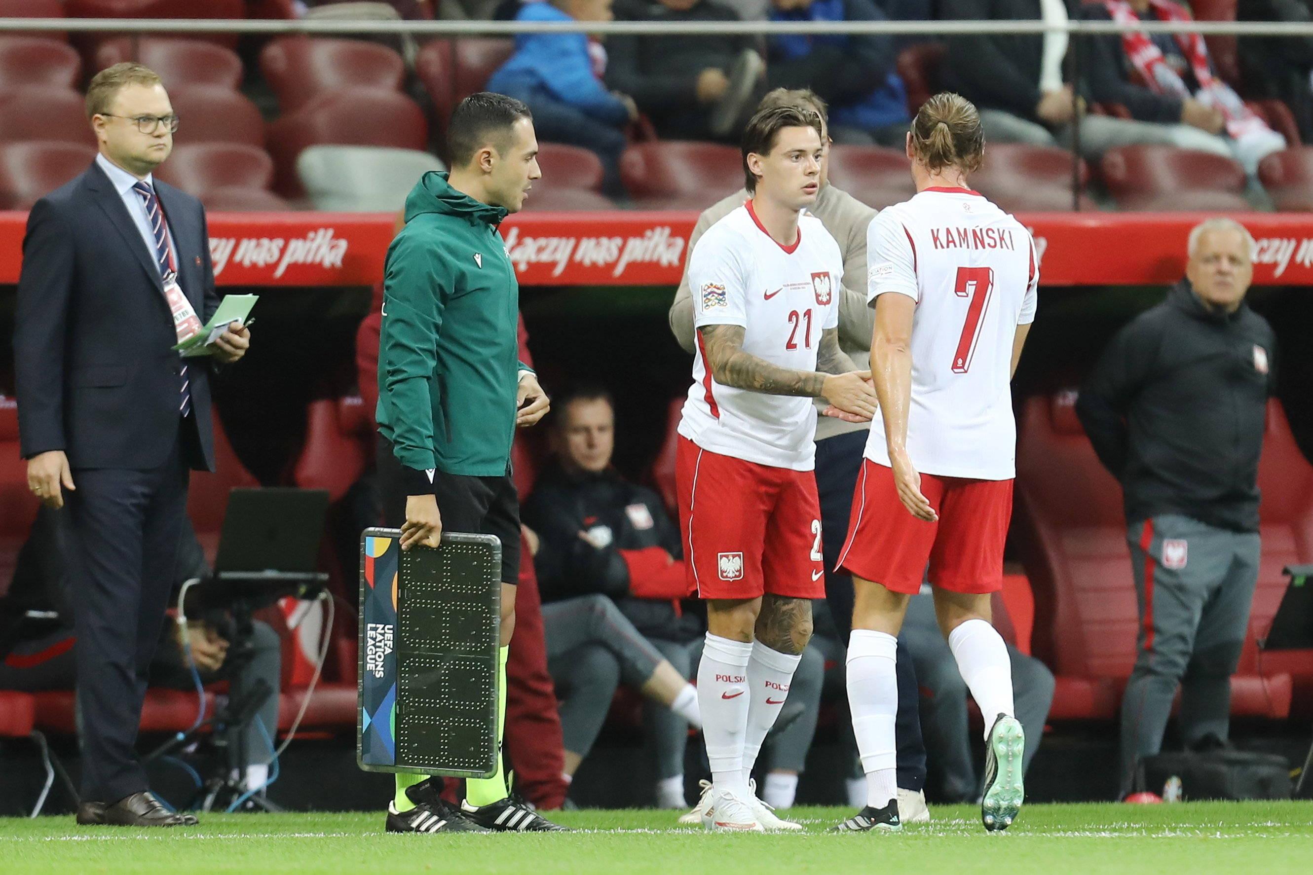 Kaminski, Benfica/Polónia - saiu lesionado aos 24 minutos do jogo contra a Bósnia e Herzegovina.  Problema no músculo adutor