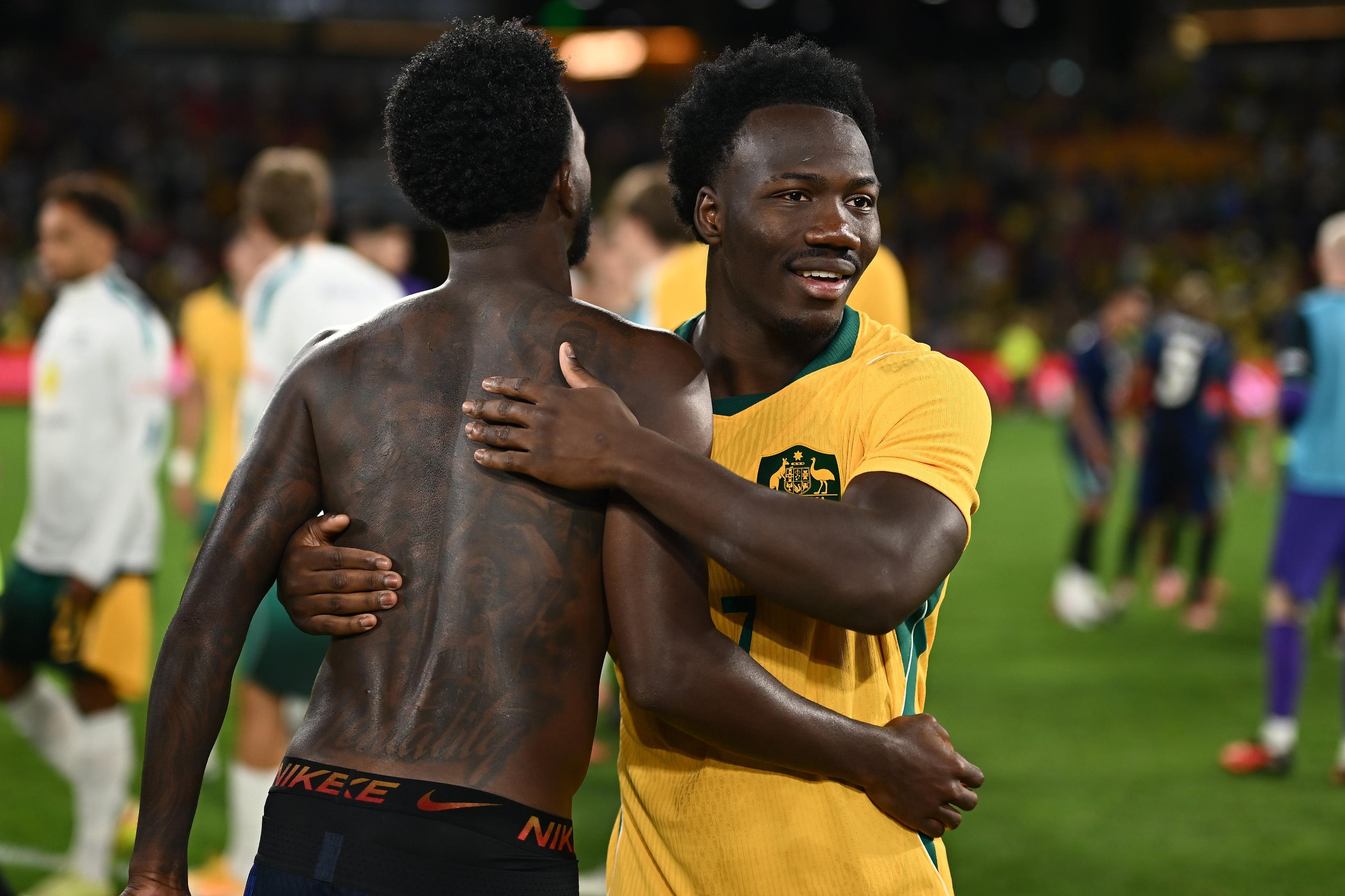 Vini Jr. com Irankunda após a vitória do Brasil diante da Austrália - Foto: X/Federação Australiana de Futebol