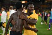 Vini Jr. com Irankunda após a vitória do Brasil diante da Austrália - Foto: X/Federação Australiana de Futebol