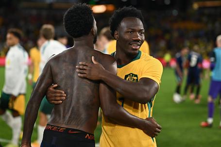 Vini Jr. com Irankunda após a vitória do Brasil diante da Austrália - Foto: X/Federação Australiana de Futebol