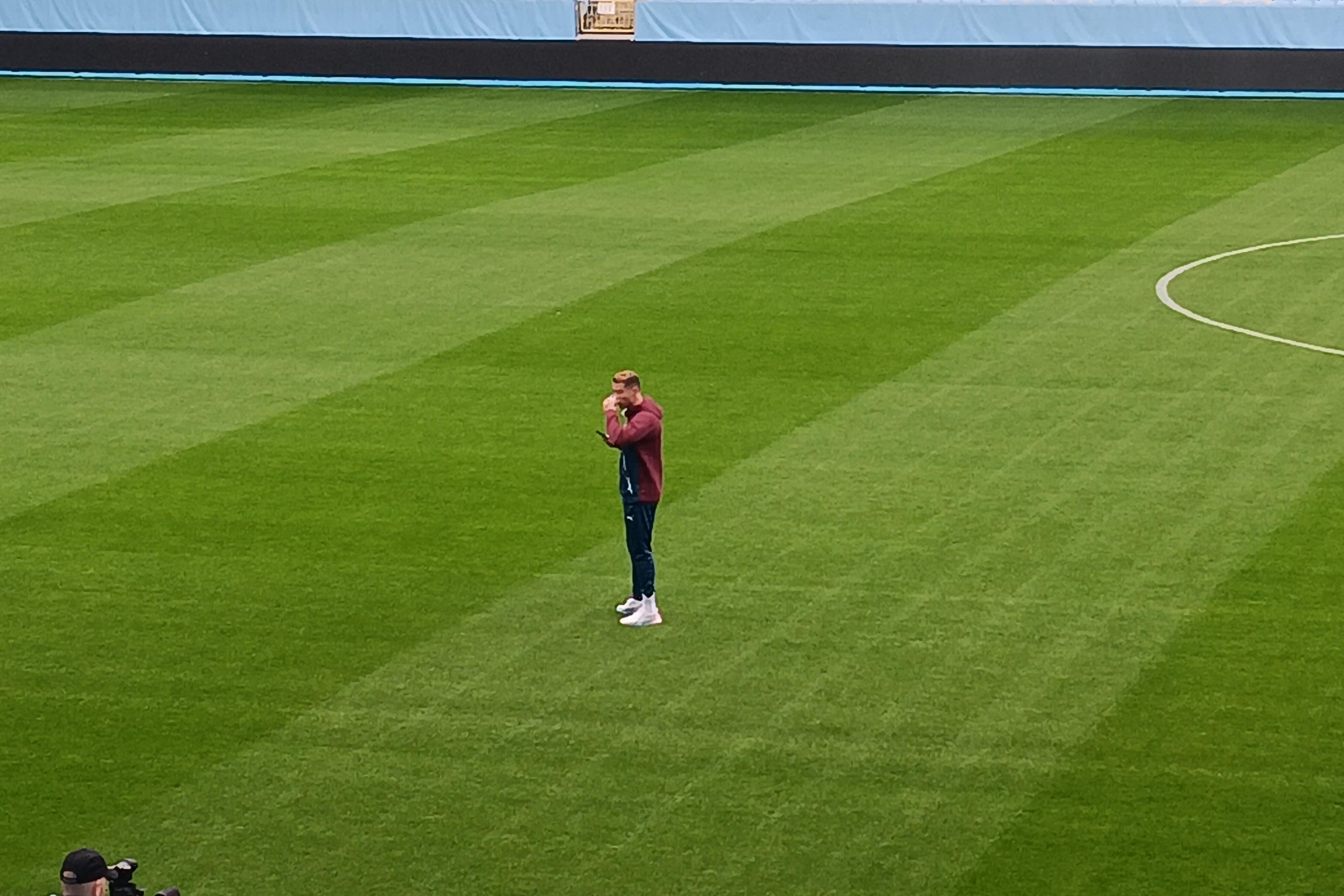 Cristiano Ronaldo no relvado antes do treino - Foto: A BOLA