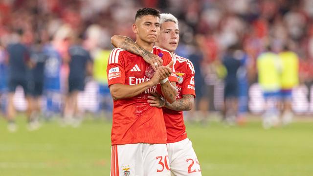 Prestianni abraça Echeverri, respetivamente extremo e médio ofensivo do Benfica (foto: Imago)