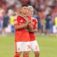 Prestianni abraça Echeverri, respetivamente extremo e médio ofensivo do Benfica (foto: Imago)