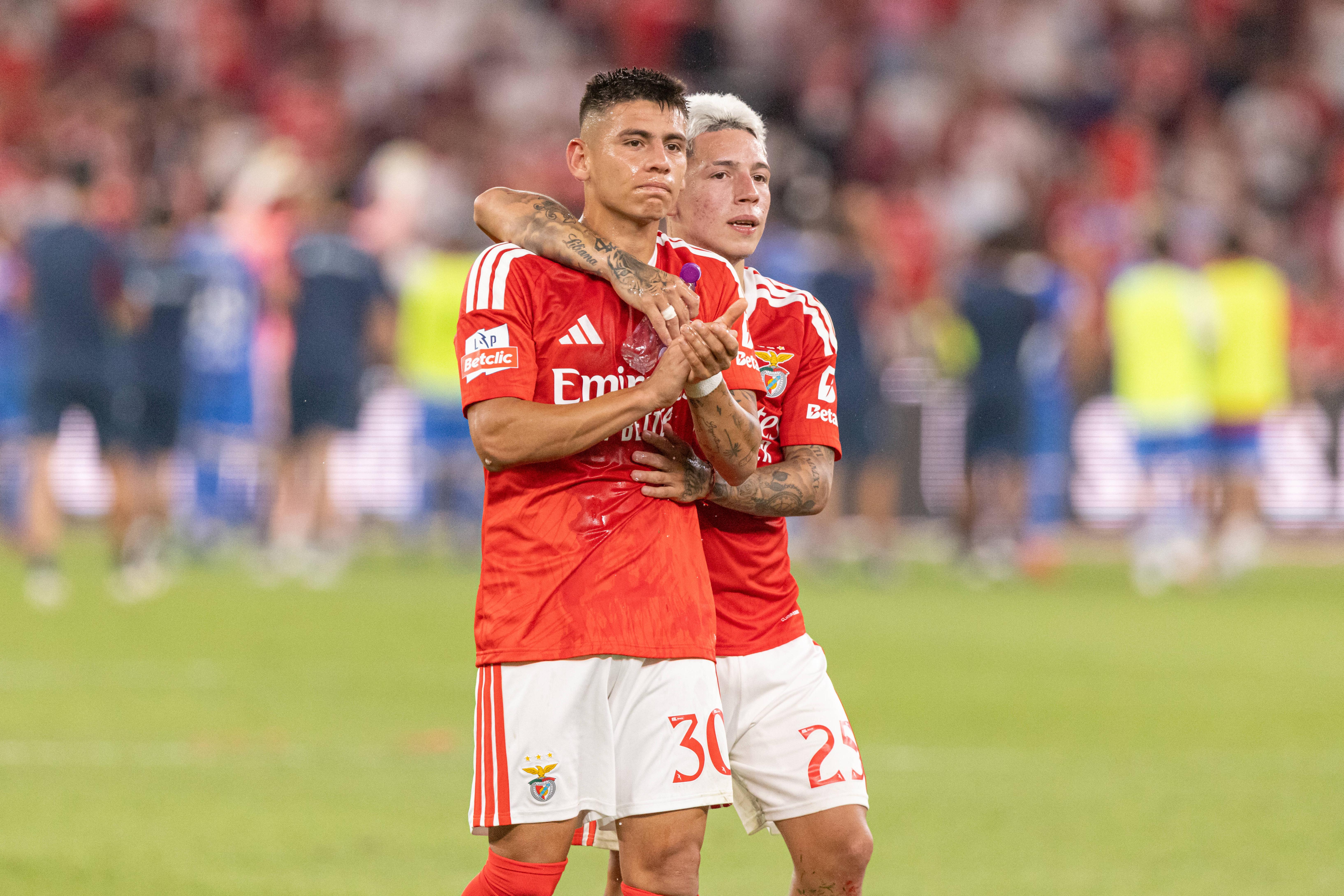 Prestianni abraça Echeverri, respetivamente extremo e médio ofensivo do Benfica (foto: Imago)