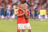 Prestianni abraça Echeverri, respetivamente extremo e médio ofensivo do Benfica (foto: Imago)