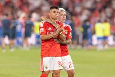 Prestianni abraça Echeverri, respetivamente extremo e médio ofensivo do Benfica (foto: Imago)